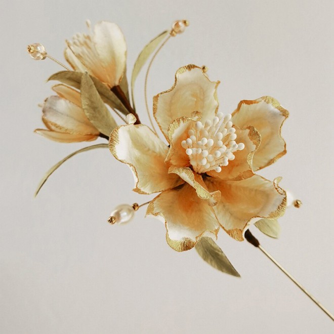 Intangible Cultural Heritage Velvet Flower White Tea Brooch