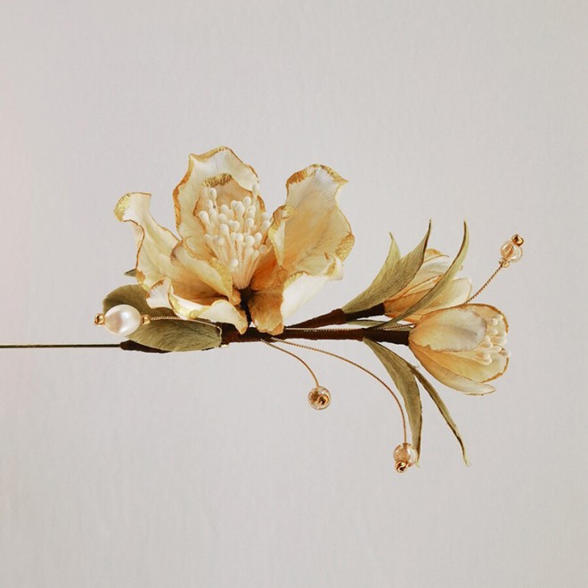 Intangible Cultural Heritage Velvet Flower White Tea Brooch